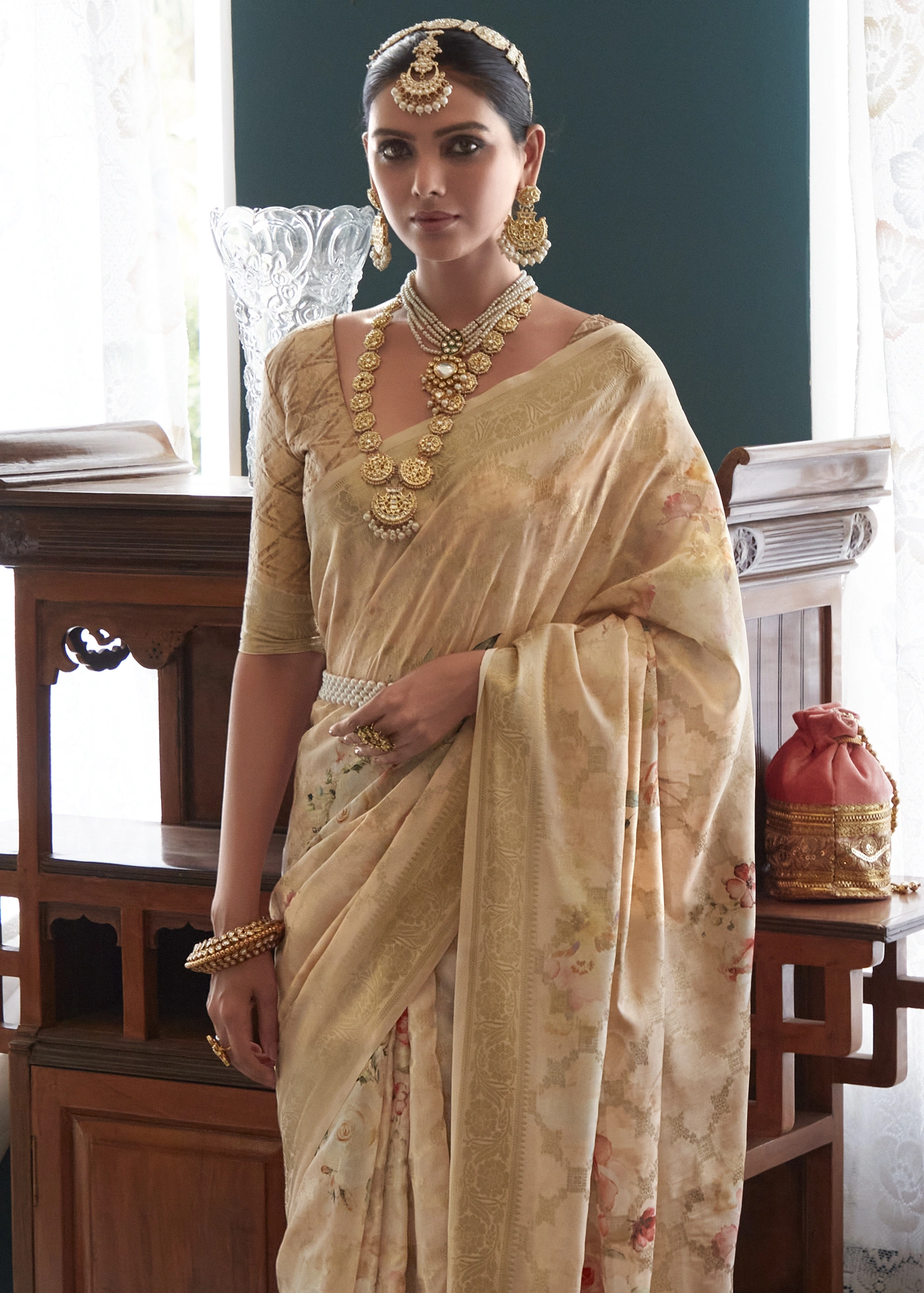 Jewellery for sales cream colour saree
